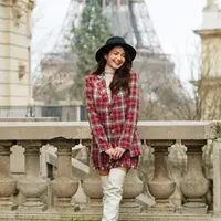Enzy Storia menyalurkan gaya Parisian dengan setelan blazer dan rok mini motif plaid.[@enzystoria]