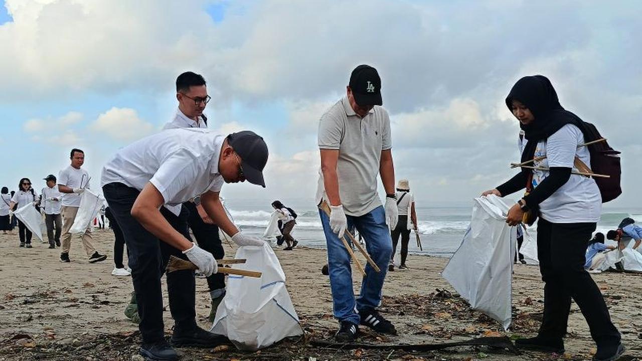 KKP dan DANA Kolaborasi Kuatkan Ekonomi Biru Melalui Aksi Bersih Pantai di Bali