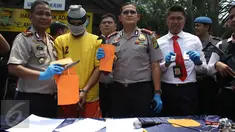 Polsek Metro Penjaringan merilis kasus perdagangan manusia yang di pekerjakan sebagai PSK di lokalisasi liar Kalijodo, Jakarta, Senin (24/8/2015). Polisi membekuk KMD ( 70) yang akan menjual dua abg kepada pria hidung belang. (Liputan6.com/Gempur M Surya)