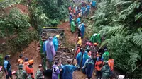 Pengerjaan mpembersihan material longsor di kawasan erek-erek Gunung Ijen (Istimewa)