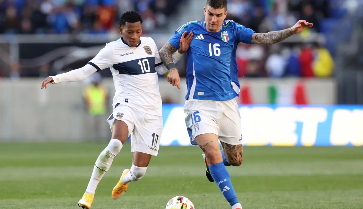 Gol tambahan untuk kemenangan Italia baru tercipta di masa injury time babak kedua. (Charly TRIBALLEAU/AFP)