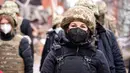 Menteri Luar Negeri Jerman Annalena Baerbock (kanan) terlihat mengenakan helm dan rompi anti peluru saat berkunjung di Shyrokyne, Wilayah Donetsk, Ukraina (8/2/2022). Annalena Baerbock berada di daerah itu selama sekitar 40 menit. (AFP/Pool/Bernd von Jutrczenka)
