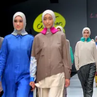 Busana modest wear L.tru kolaborasi dengan Mice Cartoon di JFW 2018. (Photographer: Daniel Kampua/Bintang.com)