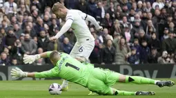 Pemain Tottenham, Timo Werner (belakang) berusaha mencetak gol dihalangi kiper Crystal Palace, Sam Johnstone pada laga lanjutan Liga Inggris 2023/2024 di Tottenham Hotspur Stadium, London, Inggris, Sabtu (02/03/2024) malam WIB. (AP Photo/Justin Tallis)