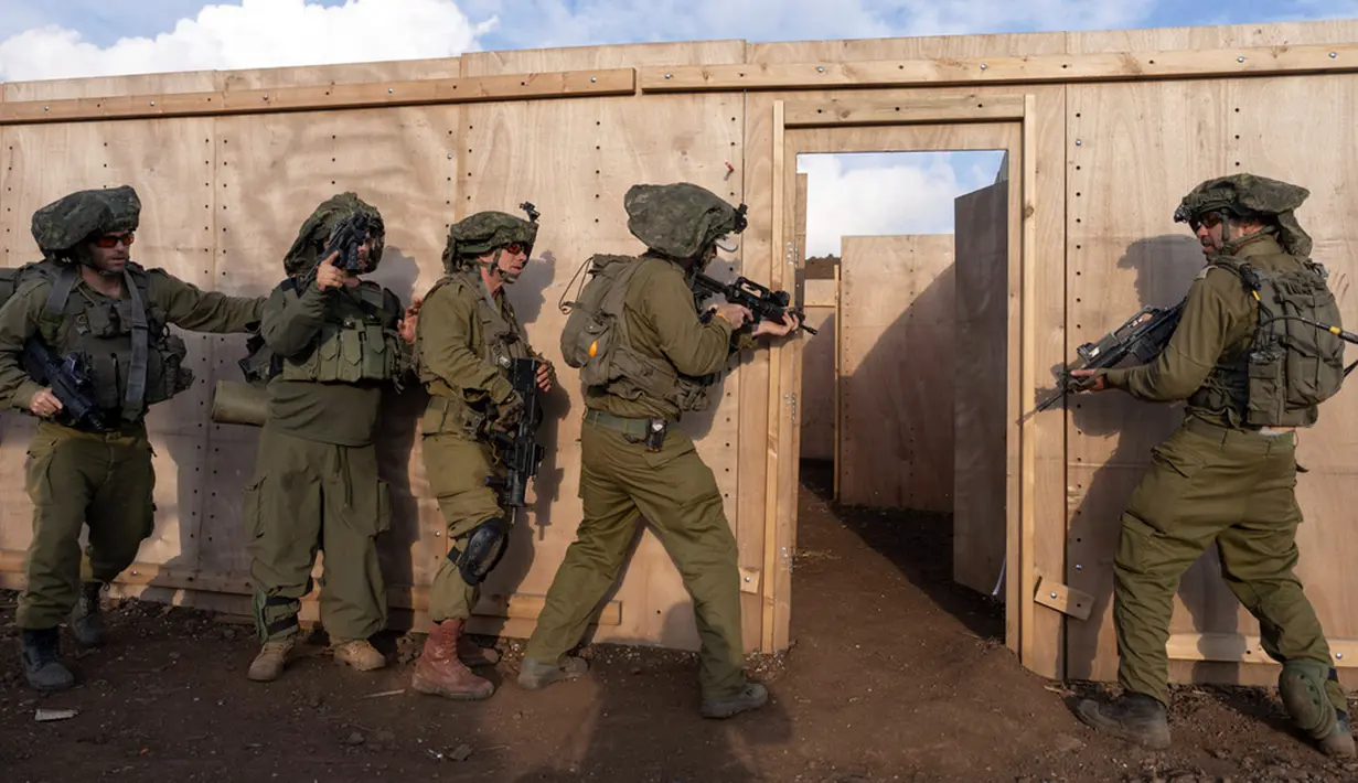 <p>"Tentara Israel mengeluarkan pernyataan yang mengatakan bahwa mereka telah menargetkan situs Hizbullah di bagian selatan Lebanon dan mereka akan membalas sesuai keinginan mereka," demikian laporan yang dikutip Al Jazeera. (AP Photo/Ohad Zwigenberg)</p>