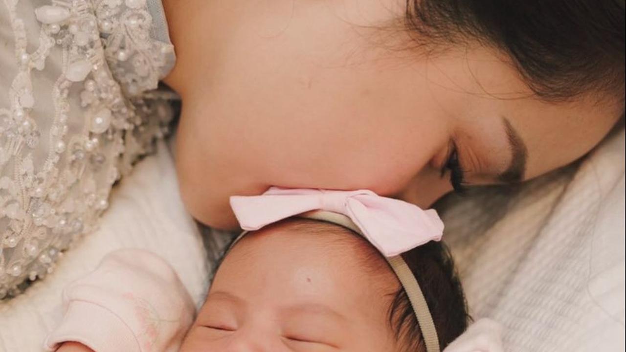 Belakangan ini, Raffi Ahmad dan Nagita Slavina lagi-lagi menjadi sorotan setelah dikabarkan mengadopsi bayi perempuan yang dinamakan Lily.
