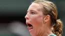 Ekspresi petenis Estonia, Anett Kontaveit saat bertanding melawan petenis Spanyol Garbine Muguruza dalam pertandingan French Open 2017 di Roland Garros, Paris (31/5). (AFP Photo/Eric Feferberg)