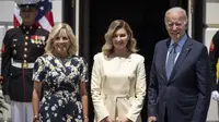 Ibu negara AS Jill Biden, ibu negara Ukraina Olena Zelenska dan Presiden AS Joe Biden berpose untuk foto saat Zelenska tiba di Halaman Selatan Gedung Putih 19 Juli 2022 di Washington, DC. (DREW ANGERER / GETTY IMAGES NORTH AMERICA / GETTY IMAGES VIA AFP)