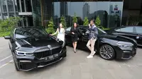 Director Communications, BMW Group Indonesia Jodie O’tania (tengah) didampingi General Manager Mondial Leslie Christian Saputra dan General Manager Marketing PT. Central Mega Kencana Pavita Kumala berbincang pada acara serah terima 6 unit kendaraan BMW 730Li M Sport sebagai VIP Mobility Partner di Park Hyatt, Jakarta. (Liputan6.com/Fery Pradolo)