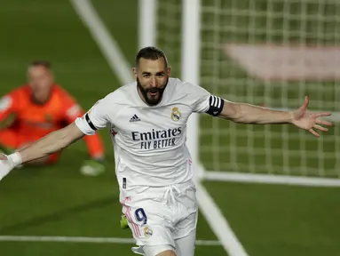 Penyerang Real Madrid, Karim Benzema berselebrasi setelah mencetak gol ke gawang Barcelona pada pekan ke-30 Liga Spanyol di Estadio Alfredo Di Stefano, Minggu dinihari WIB (11/4/2021). Real Madrid kembali sukses taklukkan rival abadinya Barcelona 2-1. (AP Photo/Manu Fernandez)