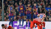 Momen eksekusi gol tendangan bebas Julian Alvarez dalam laga leg pertama perempat final Liga Champions antara Barcelona vs Atletico Madrid di Camp Nou, 9 April 2026. (AP Photo/Joan Monfort)