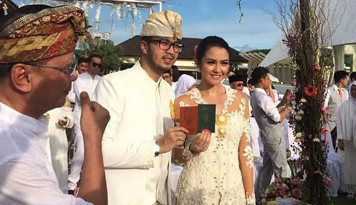 Pemeran yang melejit lewat sinetron Bawang Merah Bawang Putih, Revalina S Temat menikah secara tertutup. Reva di persunting Rendy Aditya Gunawan di Bali, pada 15 Maret 2015. Pernikahan pasangan ini hanya dihadiri dari kerabat dekat saja. (Instagram)