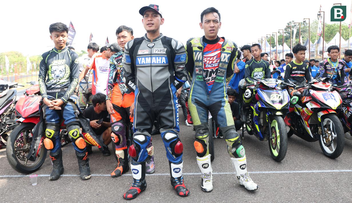 Perwakilan pembalap yang bertanding di Yamaha Cup Race Seri 1 yang bertempat di Sirkuit Puncak Mario, Kabupaten Sidrap, Sulawesi Selatan. (Bola.com/Abdul Aziz)