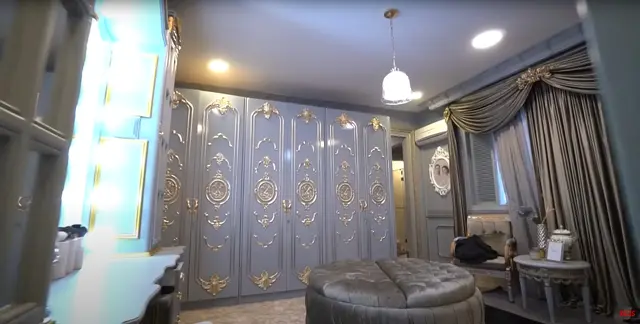 7 Potret kamar tidur mewah Tasya Farasya yang pancarkan nuansa glamor dan berkelas, penuh detail emas