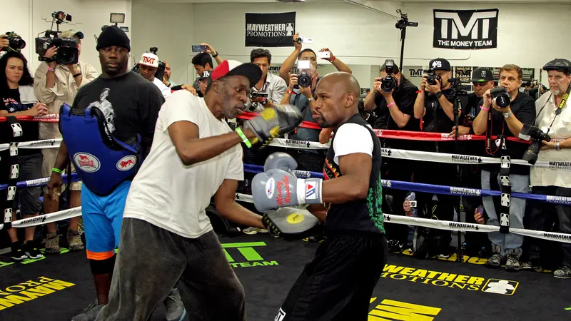 Roger Mayweather saat masih menangani Floyd Mayweather Jr dalam mempersiapkan diri menggadapi pertandingan.