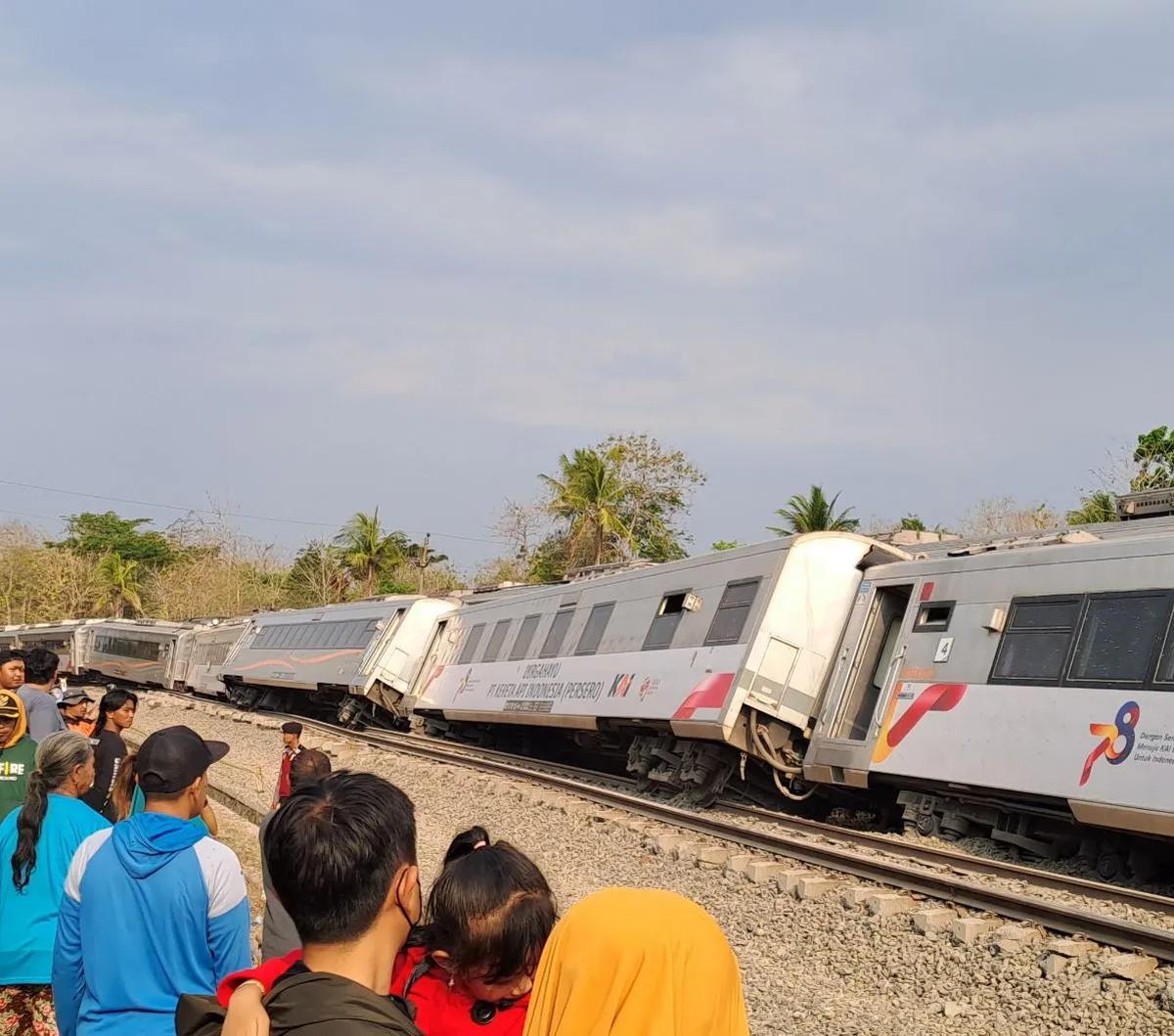 "KA Argo Semeru Anjlok terguling di Kalimenur Sentolo, menutup kedua petak jalur hulu - hilir @psycho_lo_gy_," tulis akun @JogjaUpdate