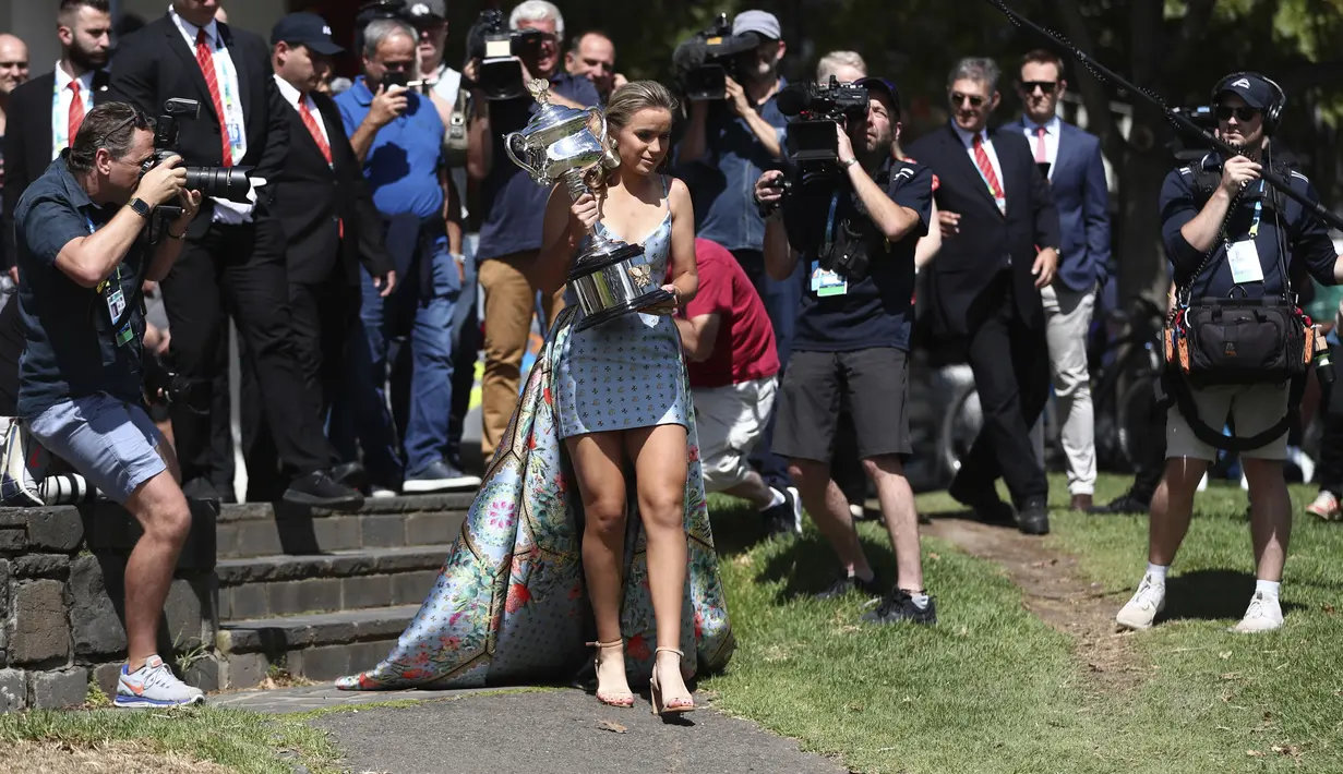 Petenis asal AS Sofia Kenin membawa trofi Australia Terbuka 2020 saat tiba untuk pemotretan di Sungai Yarra setelah kemenangannya atas Garbine Muguruza dari Spanyol di final tunggal putri kejuaraan tenis Australia Terbuka di Melbourne, Australia, Minggu, (2/2/2020). (AP Photo/Dita Alangkara)