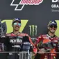 Francesco Bagnaia (tengah) berhasil mengakhiri balapan di sirkuit Silverstone dengan catatan waktu 40 menit 10,260 detik, mengungguli dua pembalap lain yang menempati posisi kedua dan ketiga, Maverick Vinales (kiri) dan Jack Miller. (AP/Rui Vieira)