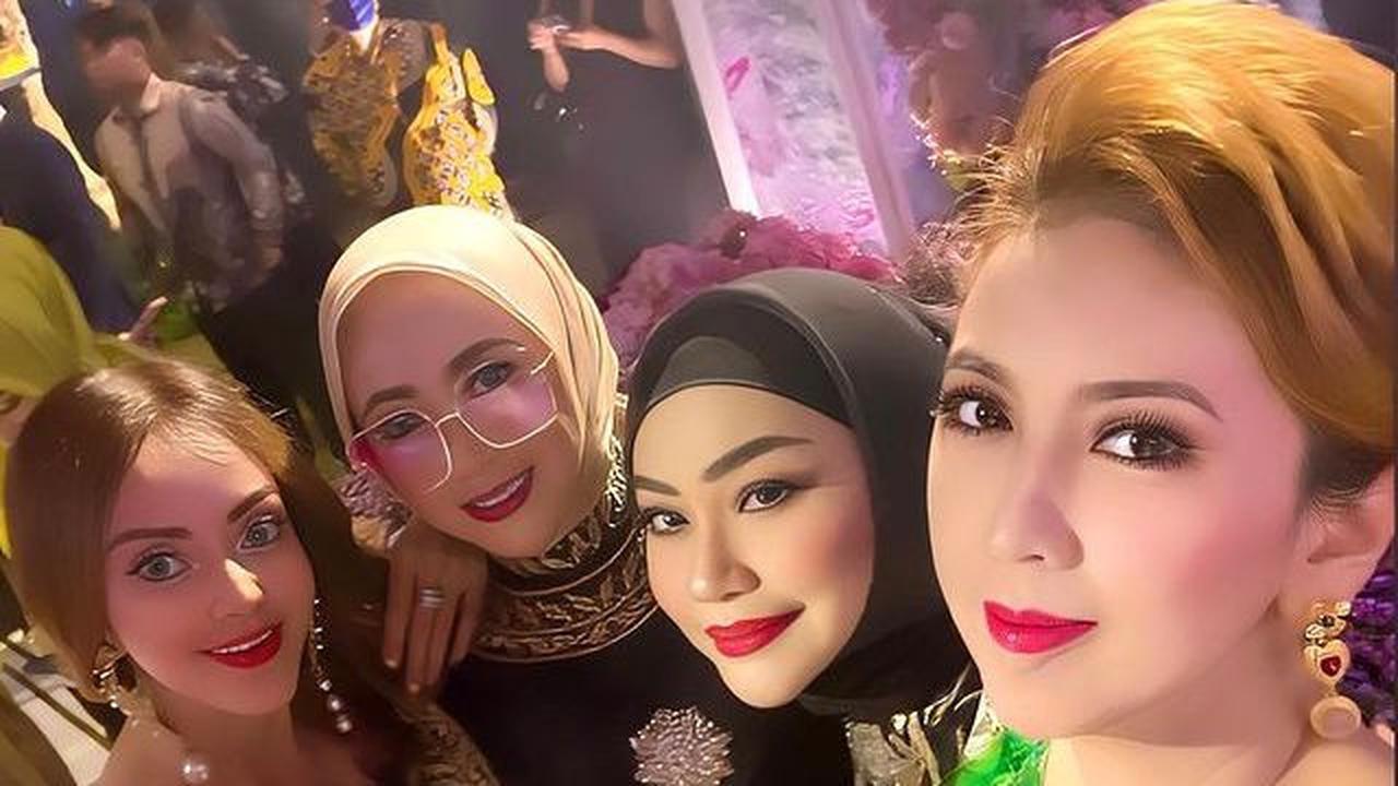 Heni juga menuliskan kalimat doa yang ditujukkan untuk kedua mempelai melalui keterangan di unggahannya.