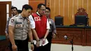 Wong Chi Ping (tengah) dikawal polisi saat memasuki ruang sidang di Pengadilan Negeri Jakarta Barat, Jumat (13/11/2015). Ini merupakan penyelundupan obat terbesar yang pernah terjadi di Indonesia. (REUTERS/Beawiharta)
