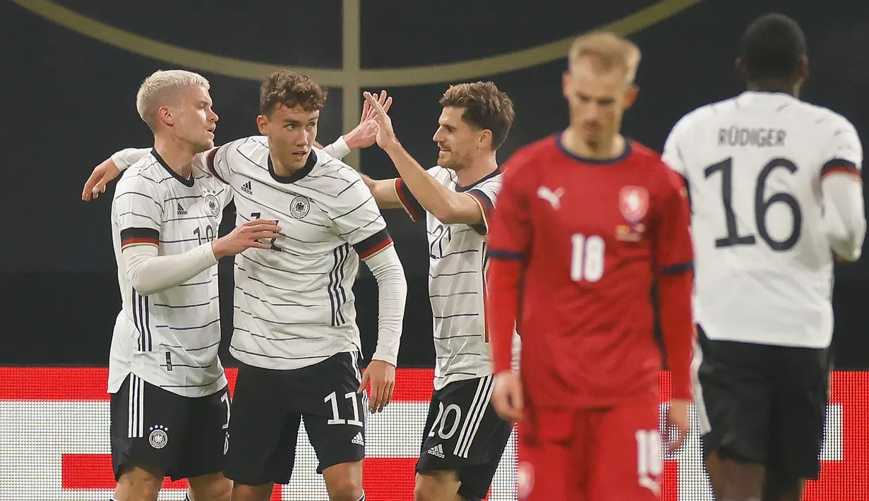Pemain Jerman merayakan gol yang dicetak Gian-Luca Waldschmidt ke gawang Republik Ceko pada laga uji coba di RB Arena, Kamis (12/11/2020) dini hari WIB. Jerman menang 1-0 atas Republik Ceko. (AFP/Odd Andersen)