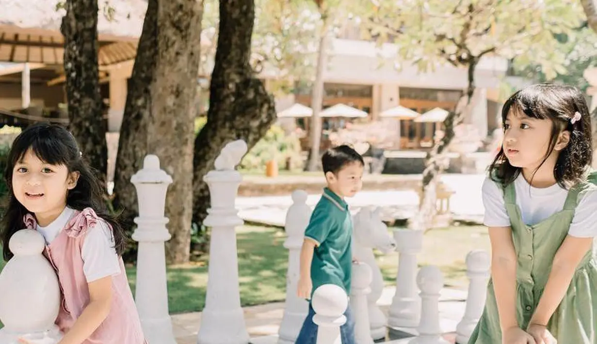 Sementara Megumi dan Miskha tampil serasi kenakan overall dress dan t-shirt sebagai inner.  (Instagram/desta80s).