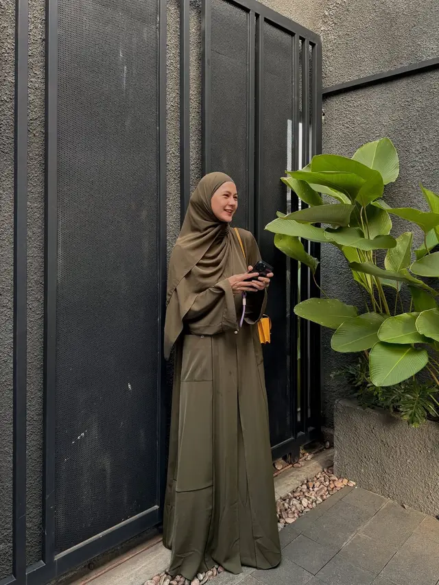 8 Model Gamis Kekinian Paula Verhoeven, Referensi Gaya Anggun Wanita dengan Tinggi di Atas 170 cm