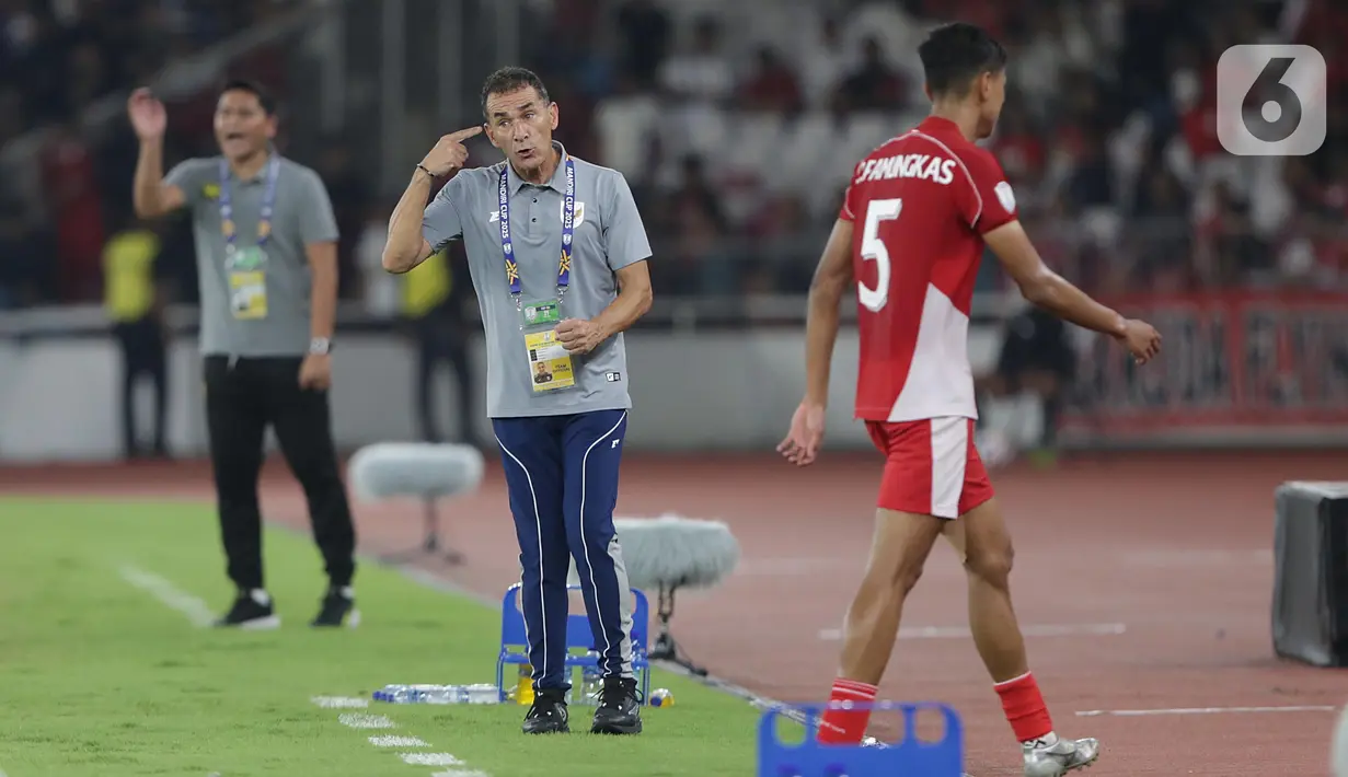 Beberapa kali, tim racikan pelatih Gerald Vanenburg itu menguasai bola dan menggempur pertahanan Malaysia. (Liputan6.com/Helmi Fithriansyah)