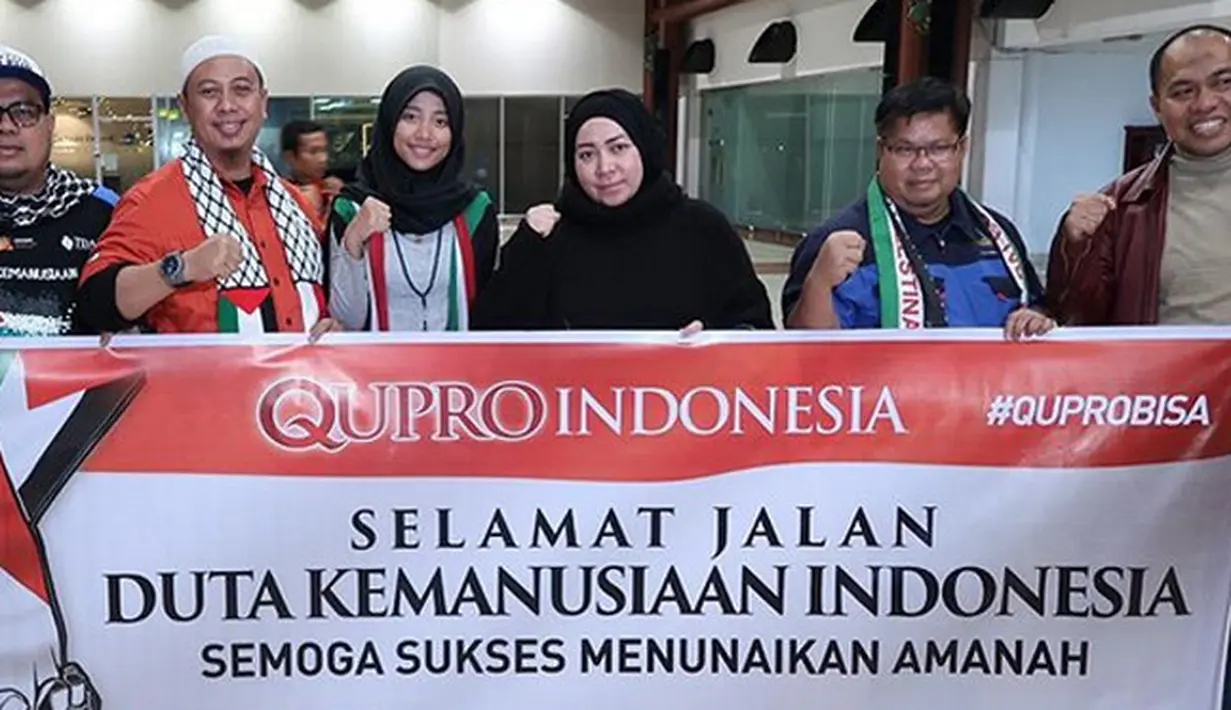 Tidak sendirian, terlihat di foto yang diunggah Melly Goeslaw saat memegang banner, ada beberapa orang lainnya yang juga berangkat ke Palestina. Salah satunya adalah Ustad Opick. (Instagram/melly_goeslaw)