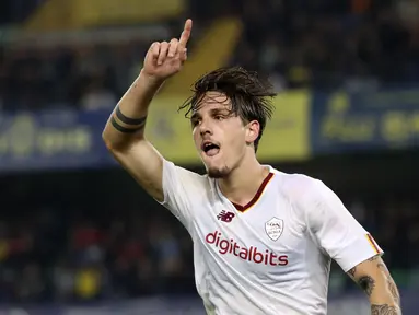 Penyerang AS Roma, Nicolo Zaniolo berselebrasi usai mencetak gol ke gawang Verona pada pertandingan lanjutan Liga Serie A Italia di stadion Marcantonio Bentegodi, di Verona, Italia, Senin 31 Oktober 2022. AS Roma menang atas Verona 3-1. (Paola Garbuio/LaPresse via AP)