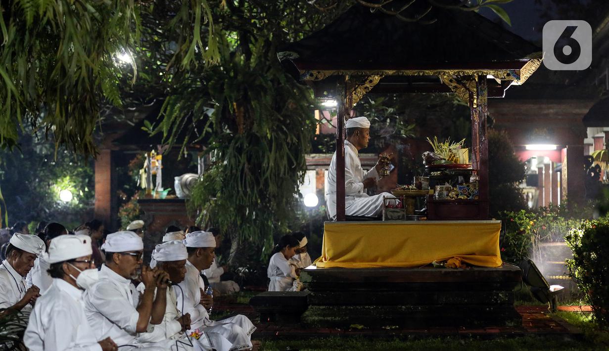 Umat Hindu Bali merayakan Hari Raya Galungan di Pura Amerta Jati, Jalan Punak, Pangkalan Jati, Cinere, Depok, Jawa Barat, Rabu (8/6/2022). Hari Raya Galungan merupakan hari merayakan kemenangan kebaikan (Dharma) melawan kejahatan (Adharma). (Liputan6.com/Johan Tallo)