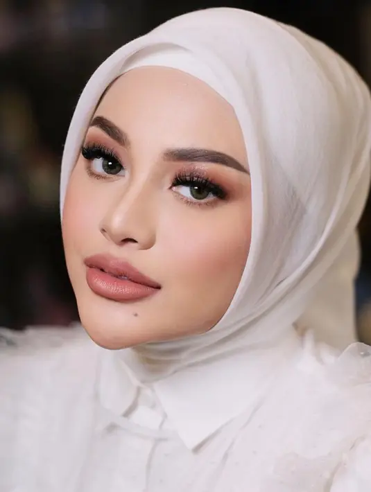 Cantiknya Aurel yang memadukan outfitnya yang serba putih dengan riasan bernuansa nude kecokelatan. Warna cokelat muda yang lembut membaur sempurna di kulit Aurel. [Foto: Instagram/makeupbylaode]