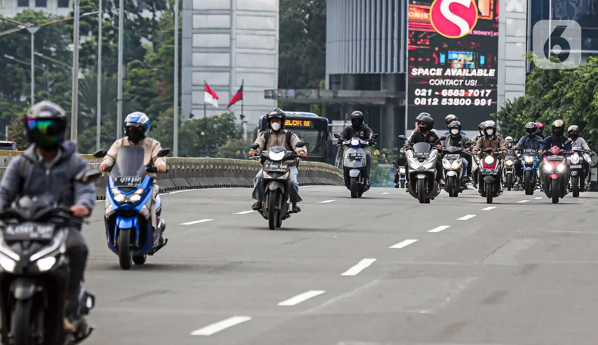 <p>Sejumlah pengendara melintas di Jalan Jenderal Sudirman, Jakarta, Selasa (10/5/2022). Pemerintah mengimbau masyarakat menerapkan bekerja dari rumah atau work from home (WFH) selama satu hingga dua pekan ke depan untuk mengantisipasi penyebaran virus corona COVID-19 usai libur Lebaran 2022. (Liputan6.com/Faizal Fanani)</p>
