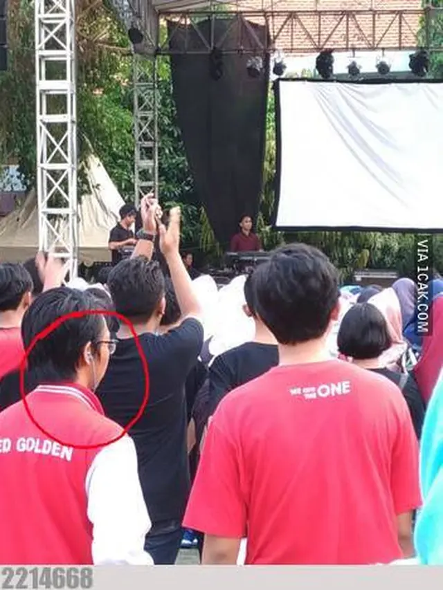 8 Potret Kelakuan Absurd Orang Saat Nonton Konser Ini Bikin Geleng Kepala