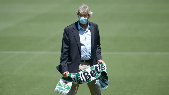 Senyum Manuel Pellegrini Resmi Latih Real Betis