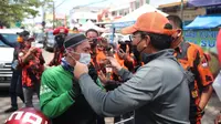 Wali Kota Makassar berbagi masker (Liputan6.com/Fauzan)