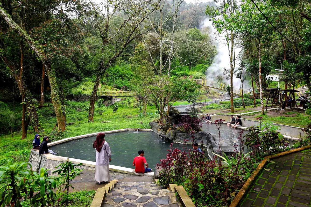 FOTO: Menikmati Liburan Imlek di Kawah Kamojang Garut