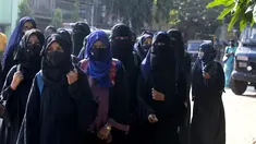 Sejumlah siswi berjalan di luar kampus mereka di Udupi, India (7/2/2022). Sejumlah sekolah di negara bagian Karnataka di India melarang para siswi memakai hijab di dalam kelas. Kasus itu menjadi sorotan di India dan para siswi berdemo di depan sekolah. (AP Photo)