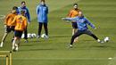  Zinedine Zidane (kanan), berlatih bersama para pemain Real Madrid di Kompleks Valdebebas Sports, Madrid, Spanyol (28/03/2014).  (EPA/Emilio Naranjo)