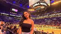 Potret Rachel Vennya Nonton Langsung Pertandingan NBA (credit: instagram/rachelvennya)