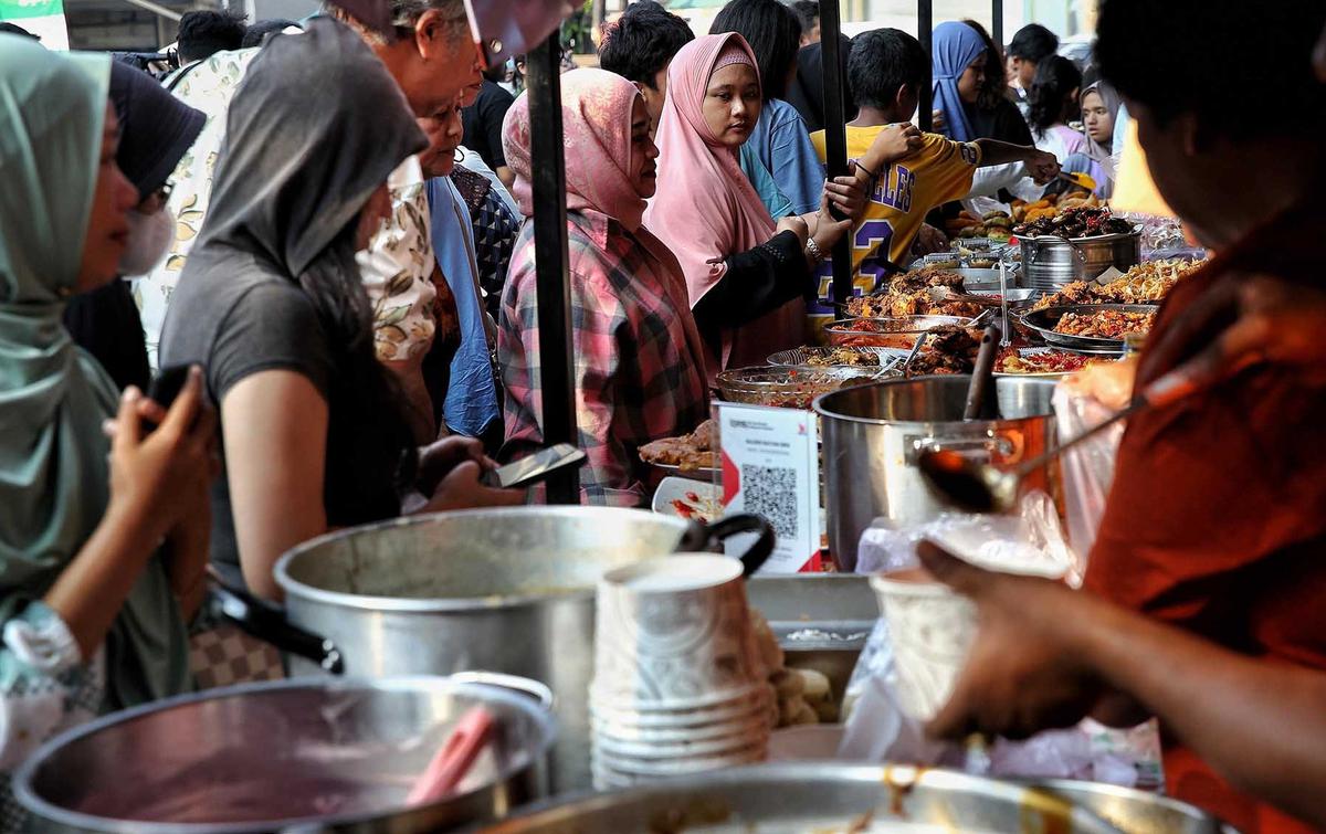 FOTO: Berdesakan Berburu Takjil Di Pasar Benhil