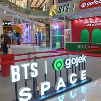 Foto bareng sekaligus mendapatkan merchandise BTS hanya dengan pesan Gojek. Begini caranya
