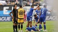 Wasit Ko Hyung-jin memberikan kartu merah kepada pemain Persija Jakarta, Bruno Tubarao setelah melanggar pemain Persib Bandung dalam laga lanjutan BRI Super League 2025/2026 di Stadion Gelora Bandung Lautan Api, Bandung, Minggu (11/01/2026). (Bola.com/Abdul Aziz)