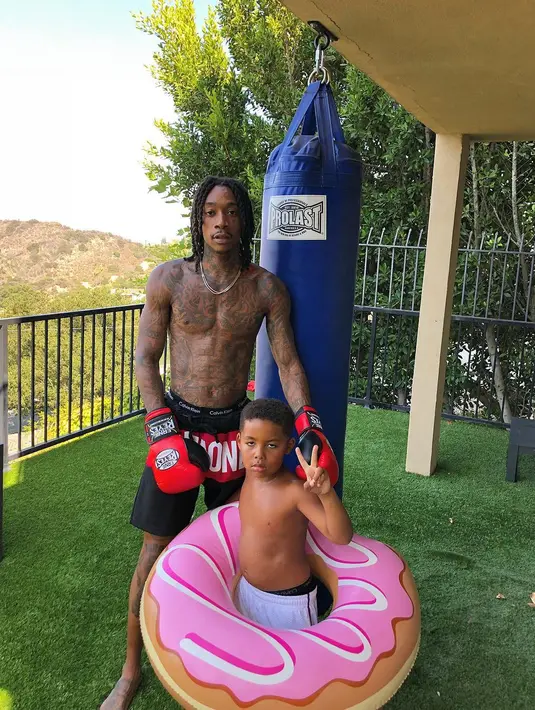 "Hari pertama di Play Group menggunakan bus" tulis Khalifa di Instagram. (instagram/wizkhalifa)