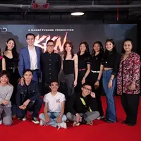 Para pemain dan kru film KKN di Desa Penari 2 Badarawuhi. (Foto: Dok. Instagram @manojpunjabimd)