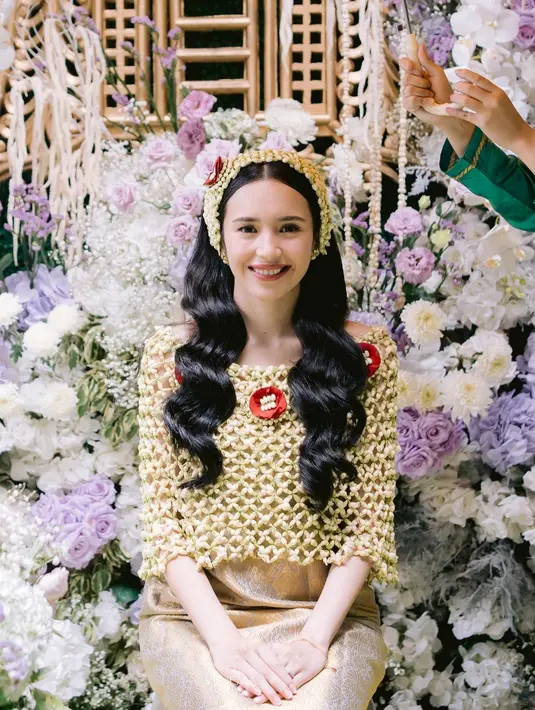 Penampilan Rizki Natakusumah tak kalah menarik perhatian. Ia mengenakan busana pengantin pria adat Aceh berwarna hitam dengan sentuhan wastra keemasan yang menambah kesan mewah dan mahal. [Foto: Instagram/bebytsabina]