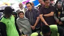 Wajah duka para pelayat saat menghadiri prosesi pemakaman Yockie Suryo Prayogo di TPU Karet Bivak, Jakarta, Senin (5/2). (Liputan6.com/Immanuel Antonius)