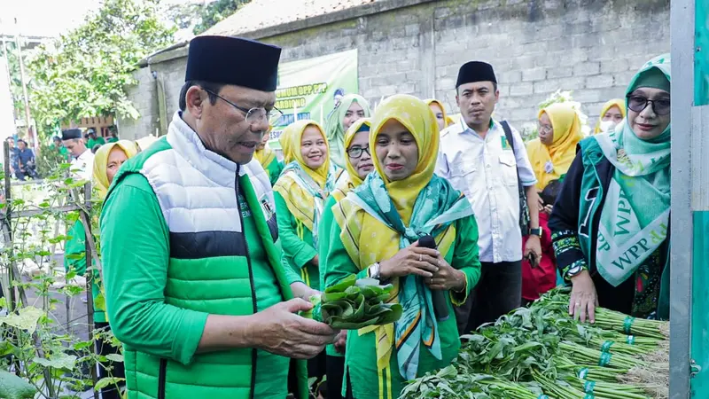 Plt Ketua Umum Partai Persatuan Pembangunan (PPP) Muhamad Mardiono bertemu dan berdialog dengan para petani di Dusun Semampir, Desa Slarang, Kecamatan Kesugihan, Kabupaten Cilacap, Jawa Tengah, Sabtu (20/1) (Istimewa)