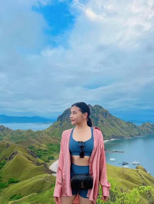 Di unggahan lainnya, Prilly Latuconsina mengakh baru mendapat sinyal karena itulah dia baru mengunggah potret keseruannya di Labuan Bajo. [Instagram/prillylatuconsina96]