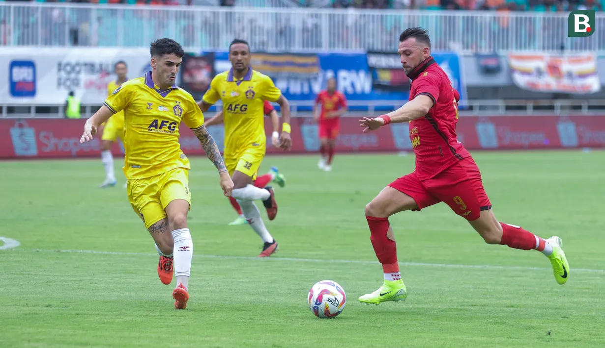 Pemain Persija Jakarta, Marko Simic berusaha melepaskan tendangan saat melawan Persik Kediri pada laga BRI Liga 1 2024/2025 di Stadion Pakansari, Kabupaten Bogor,  Minggu (1/12/2024) sore WIB. (Bola.com/M Iqbal Ichsan)